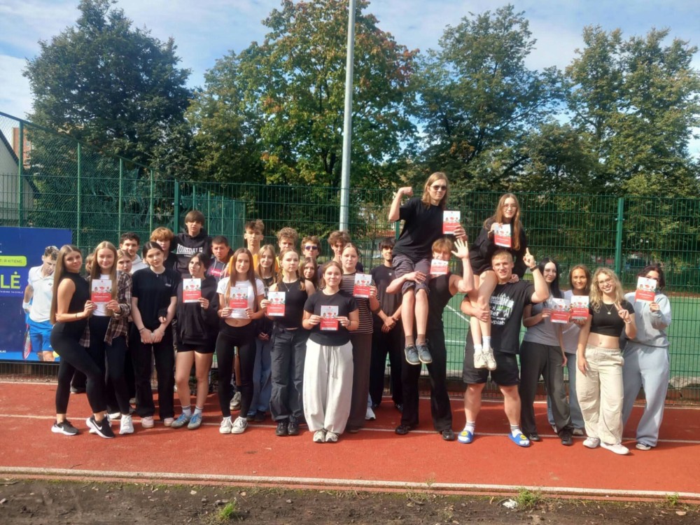 „Juventos“ gimnazijos mokinių bendruomenė sporto aikštelėje